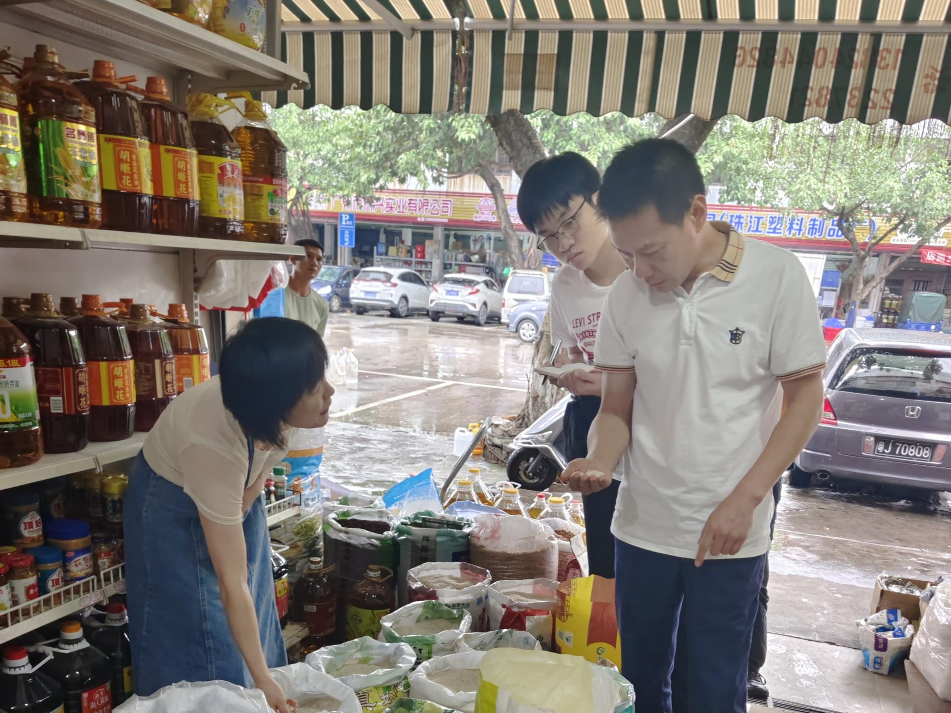 市發(fā)展改革局組織開展“中秋國慶”節(jié)前糧油市場和安全生產(chǎn)專項檢查