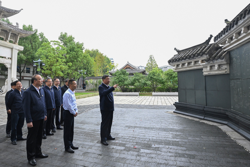 10月17日至18日，中共中央總書記、國家主席、中央軍委主席習近平在安徽考察。這是17日下午，習近平在安慶桐城市六尺巷考察。