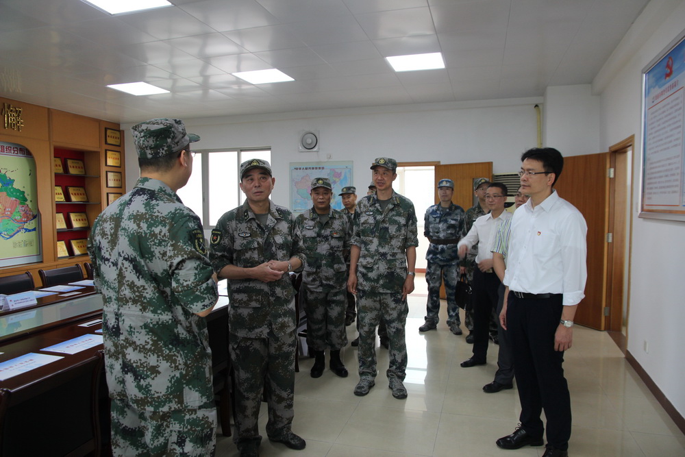 2018年05月08日，省軍區(qū)副政委梁躍嘉少將到長沙街道調(diào)研武裝工作.jpg